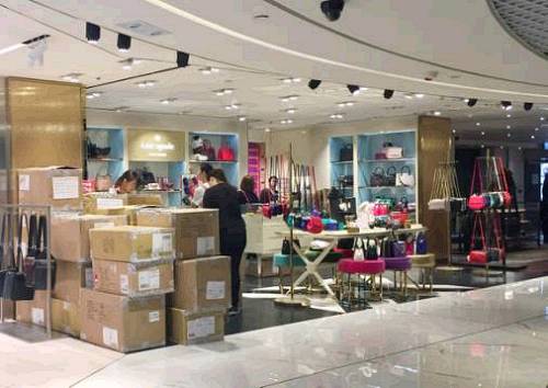 崇光百貨不少柜臺已為店慶備好庫存