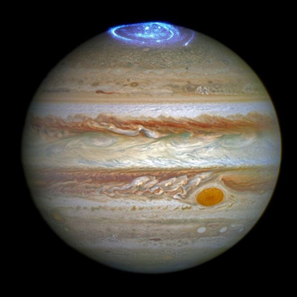 原文配图：哈勃望远镜捕捉到的木星极光。
