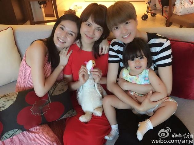 杨采妮日前与梁咏琪、李心洁在新加坡跨年