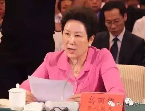 收購?fù)瓿芍?，現(xiàn)代牧業(yè)是否會繼續(xù)維持上市地位，備受資本市場關(guān)注；從高麗娜等現(xiàn)代牧業(yè)管理層明確表示不接受要約來看，蒙牛乳業(yè)方面應(yīng)該早有考慮。