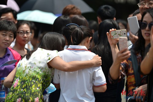 那一年，是誰在考場外等你 