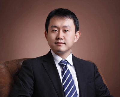 中國(guó)網(wǎng)財(cái)經(jīng)7月8日訊(記者 胡雨)繼5月13日新三板首例中小企業(yè)集合債出現(xiàn)之后，6月6日新三板公司皖江金租又獲準(zhǔn)發(fā)行新三板第一例金融債券。隨著新三板市場(chǎng)定增遇冷，通過(guò)發(fā)行債券或許成為了一些企業(yè)融資的新希望。近日，北京新鼎資本董事長(zhǎng)、啃哥張馳在接受中國(guó)網(wǎng)財(cái)經(jīng)記者采訪時(shí)明確表示：“目前債券融資并不適合新三板企業(yè)?！?></p><p>　　中國(guó)網(wǎng)財(cái)經(jīng)7月8日訊(記者 胡雨)繼5月13日新三板首例中小企業(yè)集合債出現(xiàn)之后，6月6日新三板公司皖江金租又獲準(zhǔn)發(fā)行新三板第一例金融債券。隨著新三板市場(chǎng)定增遇冷，通過(guò)發(fā)行債券或許成為了一些企業(yè)融資的新希望。近日，北京新鼎資本董事長(zhǎng)、啃哥張馳在接受中國(guó)網(wǎng)財(cái)經(jīng)記者采訪時(shí)明確表示：“目前債券融資并不適合新三板企業(yè)?！?/p><p>　　發(fā)行債券 多數(shù)新三板企業(yè)資質(zhì)不夠</p><p>　　張馳告訴中國(guó)網(wǎng)財(cái)經(jīng)記者，中小企業(yè)集合債是公司債的一種，而金融債和公司債只是發(fā)債主體不同，一個(gè)是金融機(jī)構(gòu)，一個(gè)是公司企業(yè)，但是性質(zhì)都是類似的?！岸际前l(fā)債券，付息，到期還款的負(fù)債形式?！?/p><p>　　但是在他看來(lái)，發(fā)行債券融資，對(duì)大多數(shù)新三板企業(yè)來(lái)說(shuō)并不可取?！捌髽I(yè)發(fā)債券都要通過(guò)券商或者銀行，一般是券商承銷然后賣(mài)給銀行，或者銀行直接購(gòu)買(mǎi)，還要在中債登(即中央國(guó)債登記公司)登記，這個(gè)過(guò)程對(duì)企業(yè)的抵押物和資質(zhì)要求很高，一般民營(yíng)企業(yè)都?jí)虿簧希求w量龐大的民營(yíng)企業(yè)才有可能，而且負(fù)債率還不能過(guò)高。”據(jù)他分析，新三板企業(yè)即使有一兩千萬(wàn)的凈利潤(rùn)，也很難達(dá)到相應(yīng)標(biāo)準(zhǔn)。</p><p>　　張馳還表示，目前國(guó)家對(duì)債券交易的管理之嚴(yán)格遠(yuǎn)遠(yuǎn)超過(guò)股權(quán)交易，所以新三板企業(yè)即使想發(fā)行債券，也是一件很麻煩的事情。一方面，目前中國(guó)債券市場(chǎng)基本上還是剛性兌付，違約情況非常少見(jiàn)，而新三板企業(yè)多半是輕資產(chǎn)企業(yè)，所以違約的概率很高，如果到期無(wú)法償付就會(huì)打亂整個(gè)市場(chǎng)，如何控制風(fēng)險(xiǎn)是一件棘手的事情；另一方面因?yàn)榘l(fā)行債券風(fēng)險(xiǎn)很高，所以債券利息也很高，導(dǎo)致公司發(fā)行債券成本很高，利用債券融資根本就不劃算。</p><p>　　“建議新三板的企業(yè)在現(xiàn)階段還是選擇銀行貸款或者股權(quán)融資，發(fā)行債券對(duì)它們來(lái)說(shuō)門(mén)檻太高?！睆埑趯?duì)中國(guó)網(wǎng)財(cái)經(jīng)記者總結(jié)到。</p><p>　　未來(lái)或出現(xiàn)高風(fēng)險(xiǎn)債券市場(chǎng)</p><p>　　張馳對(duì)中國(guó)網(wǎng)財(cái)經(jīng)記者表示，中小企業(yè)除了股權(quán)融資之外，也有債券融資的需求，但是由于這些企業(yè)發(fā)不了債券，又不是都能從銀行貸到款，所以只能去小貸公司借款，這便是民間借貸和小額租賃公司活躍的原因之一?！叭绻髽I(yè)發(fā)的了債，它何必要去小貸公司貸款呢？小貸公司存在的前提就是中國(guó)沒(méi)有統(tǒng)一的高風(fēng)險(xiǎn)債券市場(chǎng)，全在私下里放貸，很多小額貸款公司的利息是很高的，而一旦全國(guó)性的市場(chǎng)出現(xiàn)了，就不會(huì)再有中國(guó)特色的小貸公司了?！?/p><p>　　因此，他建議未來(lái)在新三板發(fā)展到一定程度，股權(quán)融資比較完善的時(shí)候，應(yīng)該形成一個(gè)專門(mén)針對(duì)新三板中小型企業(yè)的高風(fēng)險(xiǎn)債券市場(chǎng)?！拔覀儸F(xiàn)在的債券市場(chǎng)是低風(fēng)險(xiǎn)的，應(yīng)該有一個(gè)高風(fēng)險(xiǎn)的債券市場(chǎng)存在，高風(fēng)險(xiǎn)的股權(quán)市場(chǎng)是新三板，已經(jīng)存在了，但是高風(fēng)險(xiǎn)的債券市場(chǎng)還沒(méi)有，而美國(guó)已經(jīng)有現(xiàn)成的了，叫"垃圾債券市場(chǎng)"，就是對(duì)那些風(fēng)險(xiǎn)極高的，但是又不愿意行使股權(quán)，而愿意承擔(dān)高利息發(fā)行公司債券的企業(yè)?！?/p><p>　　在他看來(lái)，在這個(gè)市場(chǎng)中，高利息一定代表著高風(fēng)險(xiǎn)，所以中小企業(yè)有比較大的概率會(huì)違約，但是對(duì)于投資者來(lái)說(shuō)，能拿到這么高的利息，就應(yīng)該承擔(dān)這么大的風(fēng)險(xiǎn)。“你當(dāng)時(shí)買(mǎi)的時(shí)候就應(yīng)該知道會(huì)有多少概率兌付不上。”但是他也表示，這種全國(guó)性的高風(fēng)險(xiǎn)債券市場(chǎng)的風(fēng)險(xiǎn)和貸款成本應(yīng)該會(huì)低于民間小額貸款公司。</p><p>　　當(dāng)被問(wèn)及這種高風(fēng)險(xiǎn)債券市場(chǎng)具體何時(shí)能夠出現(xiàn)時(shí)，張弛表示現(xiàn)在談?wù)摓闀r(shí)尚早?！奥肥呛苈L(zhǎng)的。我們只能看到未來(lái)的趨勢(shì)，然后朝著那個(gè)方向逐漸探索?！?/p></p>
		             </div>
           <a><script type="text/javascript" src="/ad.jspx?id=513"></script> </a>
            <div   id="8qogogc"   class="art_bj">
            	<div   id="8qogogc"   class="keywords">
	            	<span><strong>關(guān)鍵詞：</strong></span>
	            	<p>債券,風(fēng)險(xiǎn),三板,企業(yè),公司 </p>
	            </div>
            	
        		<span>審核：yj110</span>
        		<span>編輯:yj127</span>
        		<span><img src="http://static.yjcf360.com/r/cms/www/default/img/end_house.png"></span>
        	</div>
            <div   id="8qogogc"   class="article_foot">
            	<div   id="8qogogc"   class="share_art">
            		<div   id="8qogogc"   class="bdsharebuttonbox" id="bdshare">
            			<!--<a href="#" class="bds_more" data-cmd="more"></a>-->
            			<font>分享到：</font>
            			<a href="#" class="bds_qzone" data-cmd="qzone" title="分享到QQ空間"></a>
            			<a href="#" class="bds_tsina" data-cmd="tsina" title="分享到新浪微博"></a>
            			<a href="#" class="bds_tqq" data-cmd="tqq" title="分享到騰訊微博"></a>
            			<a href="#" class="bds_sqq" data-cmd="sqq" title="分享到QQ好友"></a>
            		</div>
<script>
window._bd_share_config={
	"common":{
		"bdSnsKey":{},
		"bdText":"",
		"bdMini":"2",
		"bdMiniList":false,
		"bdPic":"",
		"bdStyle":"0",
		"bdSize":"16"
		},
	"share":{}
};
with(document)0[(getElementsByTagName(