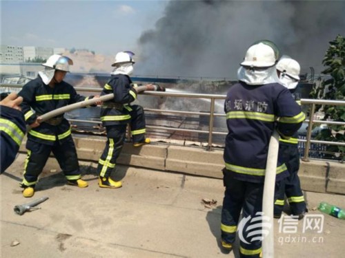 信網(wǎng)8月15日訊日前，信網(wǎng)0532-80889431從青島流亭國際機(jī)場了解到， 8月12日10：00,消防接警室接到報(bào)警，稱青島機(jī)場外跑道北端西側(cè)有濃煙，經(jīng)確認(rèn)后為一廠房發(fā)生火災(zāi)，因火勢較大，煙霧濃重，市局需要車輛到現(xiàn)場增援，開展滅火救援工作。