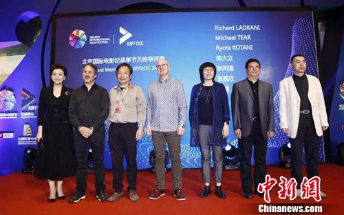 本届北京国际电影节纪录单元评审团成员合影