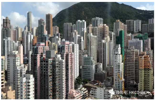 金管局昨推出的3項新措施包括：采用「內(nèi)評法」計算資本充足比率的銀行，對今年5月19日后批出的新造住宅按揭貸款的「風(fēng)險權(quán)重」下限，由現(xiàn)時的15%提高10個百分點至25%;涉及多過一個按揭貸款的借款人的按揭貸款，除了要根據(jù)現(xiàn)行要求將適用的「供款與入息比率」上限下調(diào)一成之外，亦要將適用的按揭成數(shù)上限下調(diào)一成;收入來自香港以外地區(qū)的借款人的按揭貸款，除了要根據(jù)現(xiàn)行要求將適用的按揭成數(shù)上限下調(diào)一成之外，亦要將適用的「供款與入息比率」上限下調(diào)一成。