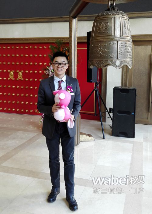 驢媽媽創(chuàng)始人洪清華在敲鐘儀式上(wabei.cn挖貝網(wǎng)配圖)