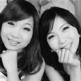 笑靨如花的姐妹倆