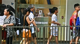 《路透》引述消息報道，南韓三星電子正考慮永久停售旗艦手機Galaxy Note 7，消息稍三星仍未作最終決定。南韓企劃財政部長官柳一鎬表示，三星Galaxy Note 7是企業(yè)的事情，政府無法干預(yù)，但若然最終停售該產(chǎn)品，將對南韓出口造成影響。