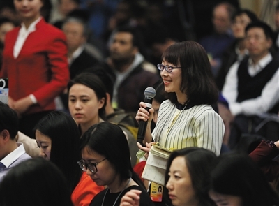 新京报记者苏曼丽在记者会上向发改委主任徐绍史提问。