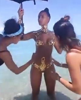 女模特身贴金属片“泳装”沙滩拍照引争议