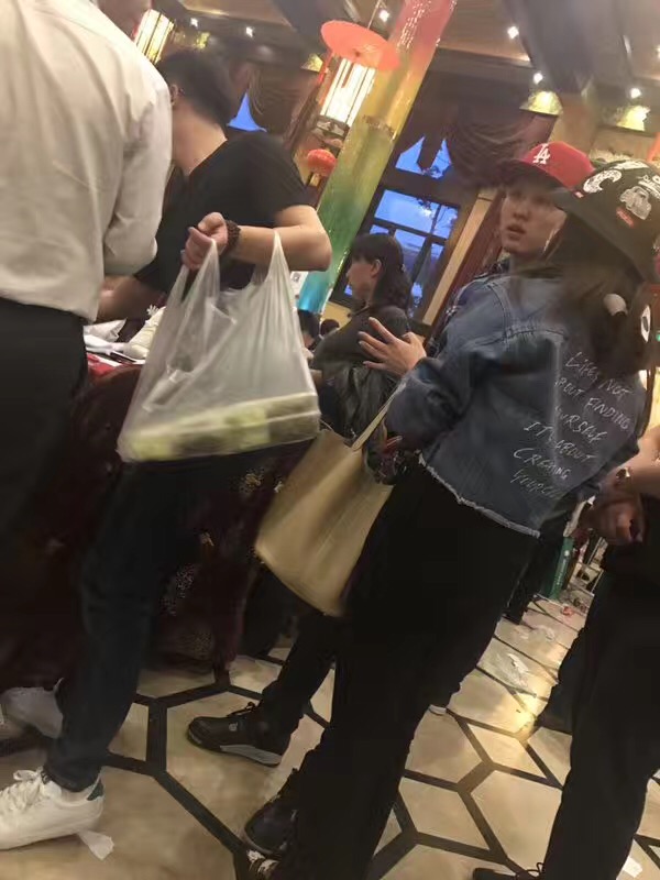 张玮隐婚领证一年多 被拍携94年娇妻同看爱巢
