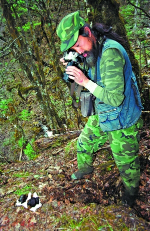 男子栖身神农架22年寻找野人 曾直面黑熊被抓