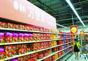 方便面進(jìn)入最難賣年，傳統(tǒng)方便面巨頭的業(yè)績(jī)以及市場(chǎng)終端反饋都在證明這一點(diǎn)。在行業(yè)人士看來(lái)，可替代品越來(lái)越多對(duì)方便面市場(chǎng)帶來(lái)了最強(qiáng)有力的打擊，這也為方便面行業(yè)提出了轉(zhuǎn)型升級(jí)的新要求。不過，在一些企業(yè)人士看來(lái)，目前正流行的方便面高端化只是幫助企業(yè)追求高毛利的手段，卻不能從根本上幫助企業(yè)改變大局。