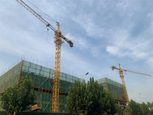 工地外圍，塔吊