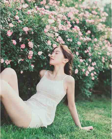 蔷薇花间甜美清纯少女唯美户外睡衣写真