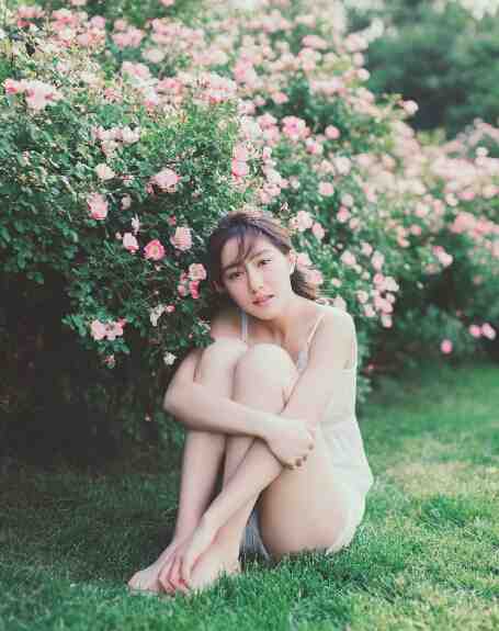 蔷薇花间甜美清纯少女唯美户外睡衣写真