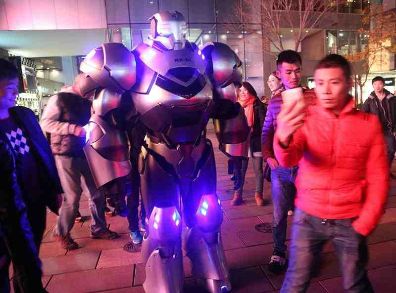 北京一机器人陪主人逛街 造型酷炫引围观