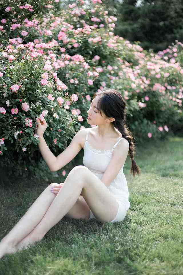 蕾丝美女蔷薇花下清新气质嫩白美腿