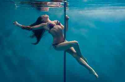摄影师拍摄唯美水下钢管舞 性感梦幻