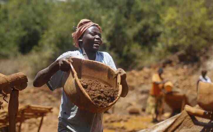肯尼亚手工采矿者 日收入仅3到5美元