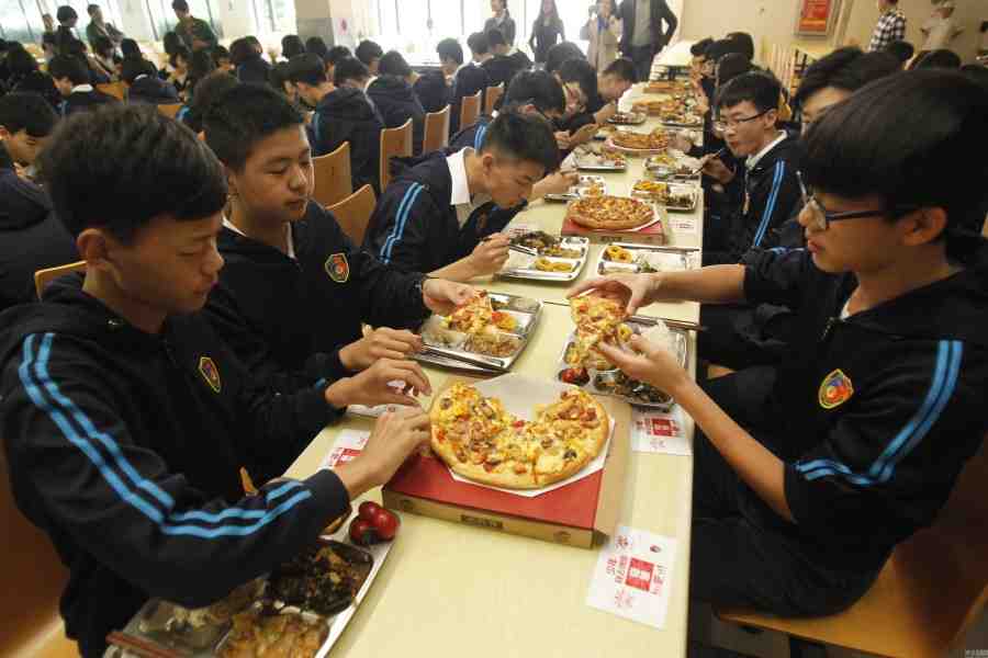 为迎接中考 老校长请600多名学生吃披萨