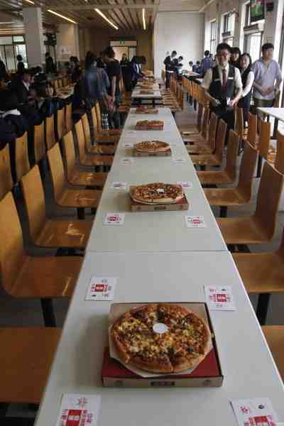 为迎接中考 老校长请600多名学生吃披萨