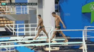 巴西哥们简直在跳水空中完成了一次完整蛙泳的蹬腿动作