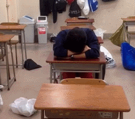 上课睡着睡着突然虎躯一震醒来时，如何优雅地掩饰尴尬。