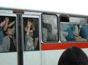 用生命在坐公交车