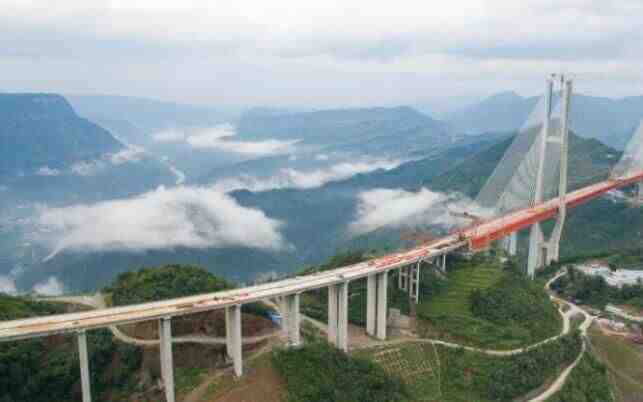 世界第一高桥合龙 距江面高差565米 主跨720米