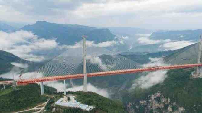 世界第一高桥合龙 距江面高差565米 主跨720米