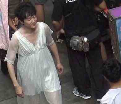 冯绍峰穿蕾丝睡裙 网友大呼得了影帝后任性释放天性了吗