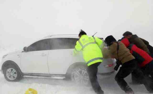 新疆哈巴河遭遇风吹雪 260人被困群众得救