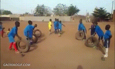非洲小孩是这么训练足球的