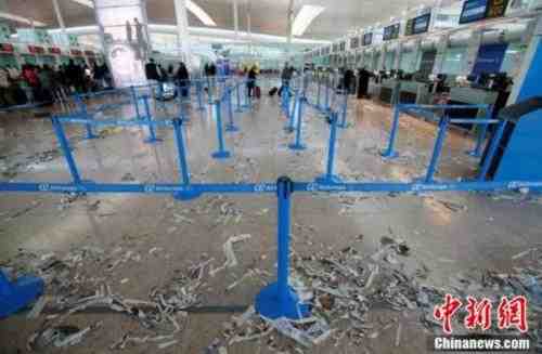 西班牙巴塞罗那机场清洁工罢工 垃圾遍地