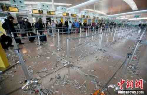 西班牙巴塞罗那机场清洁工罢工 垃圾遍地