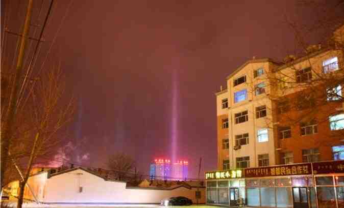 内蒙古二连浩特现罕见“日柱”奇观 彩虹满天绚丽堪比极光