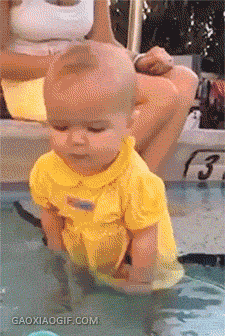 6个月的婴儿已经学会游泳了