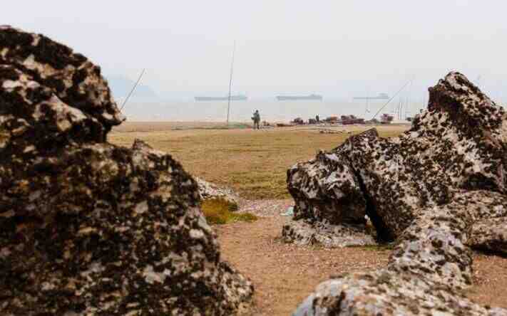 鄱阳湖现历史低水位 火焰山景观“水落石出”