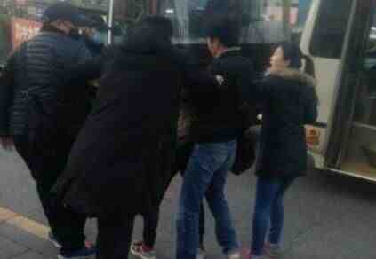 陕西少年指认小偷 被拉下公交车群殴