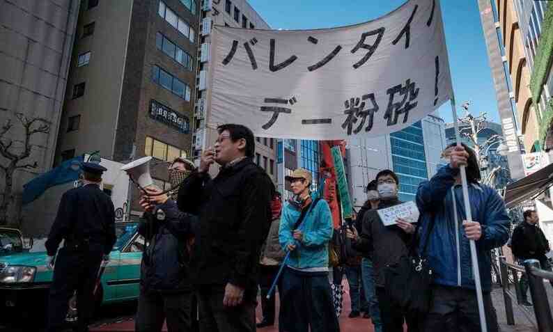 日本“单身狗”游行 抗议情人节秀恩爱