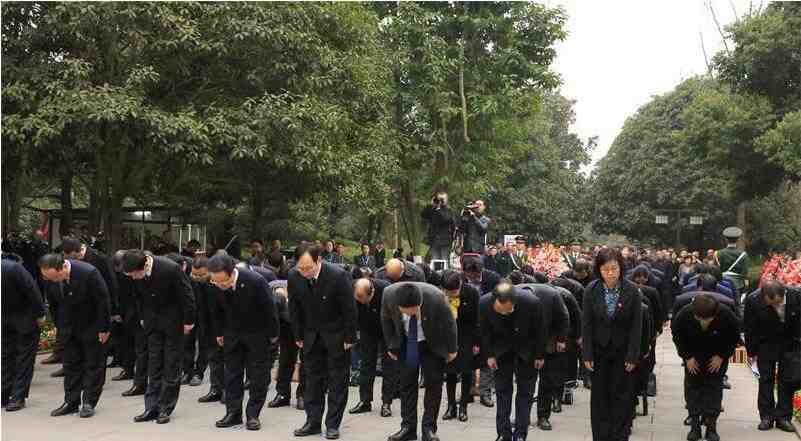 四川广安市民自发献花  纪念邓小平逝世20周年 