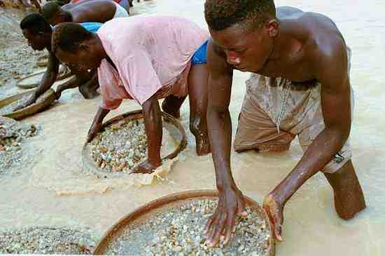 男子挖到700克拉钻石估值4.25亿 捐给国家改善经济