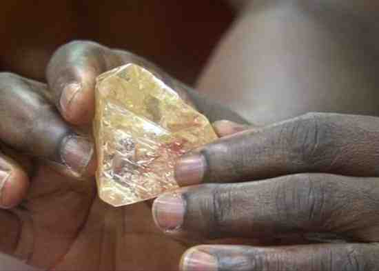男子挖到700克拉钻石估值4.25亿 捐给国家改善经济