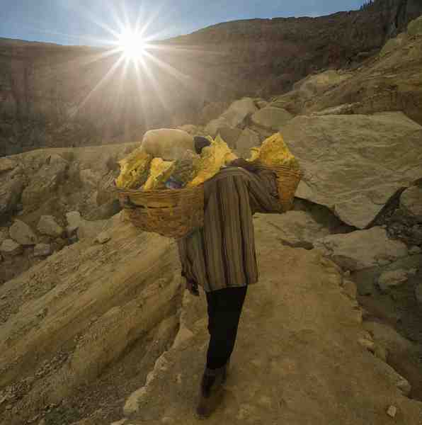 实拍火山上的矿工：收入低但随时有生命危险