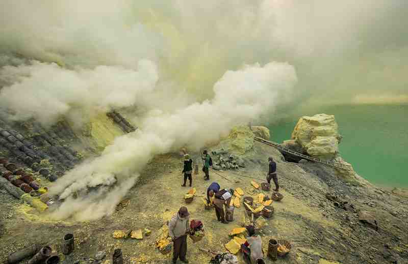 实拍火山上的矿工：收入低但随时有生命危险