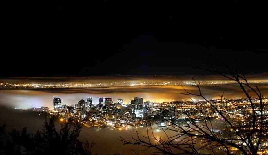 南非开普敦大雾弥漫   看似仙境