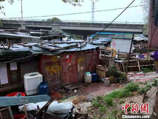 “水上村寨”的住户，用砖瓦布料等各种建材，在船上砌起房屋。　王子涛 摄