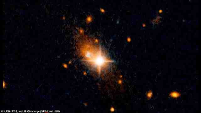 科学家发现超级黑洞从宿主星系弹射出来