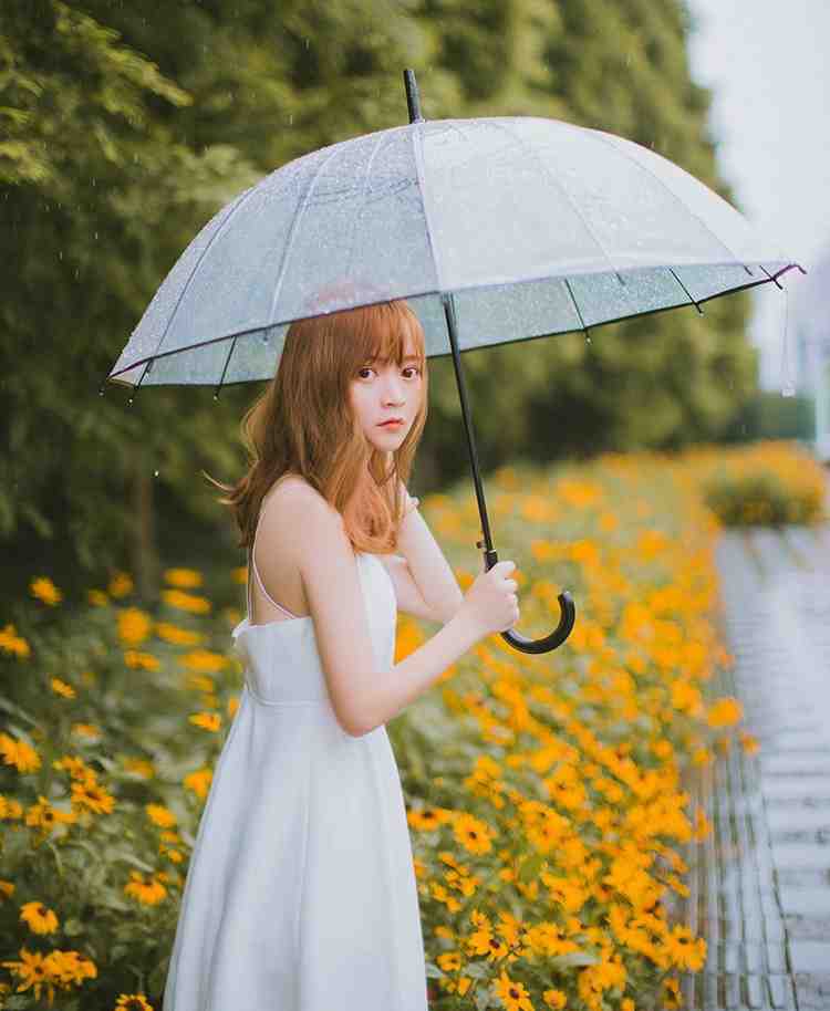 四月潮湿天气撑伞女孩大眼甜美迷人写真